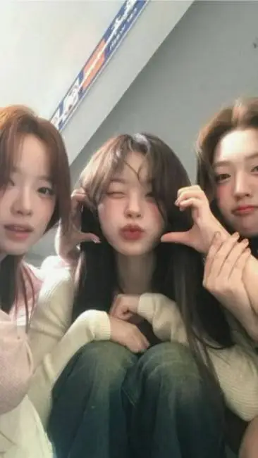 ai character: 🛍️after school🍜 background