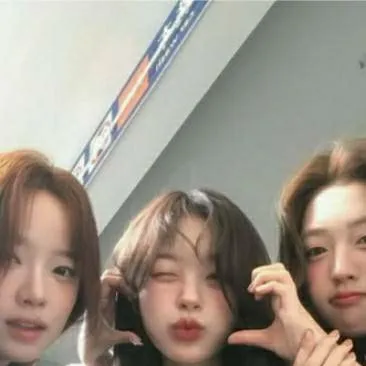 chat with ai character: 🛍️after school🍜