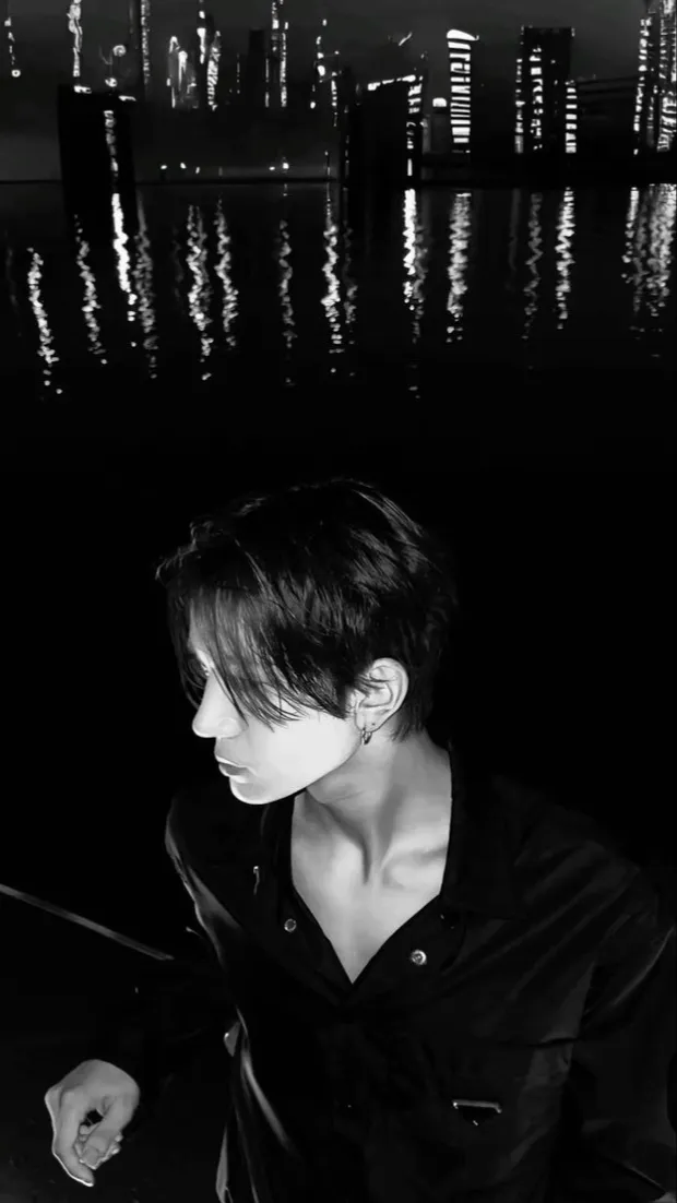 ai character: Lee Heeseung 🖤 background