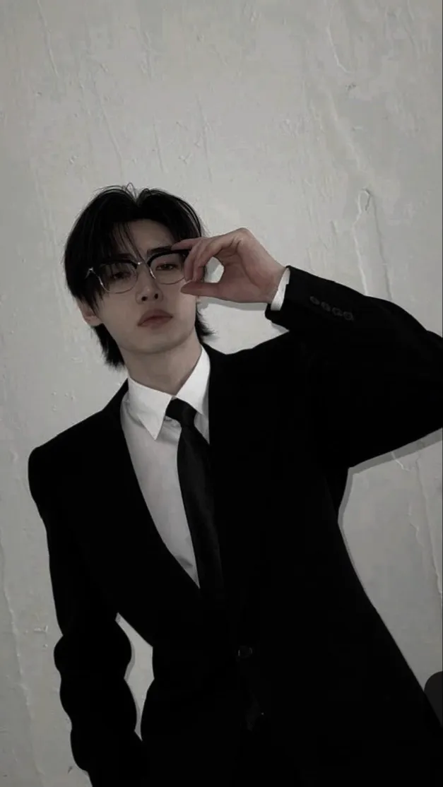 ai character: Park Sunghoon ⛓️ background