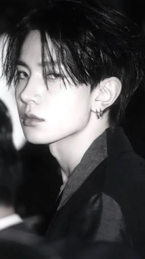 ai character: Lee Heeseung⛓️ background