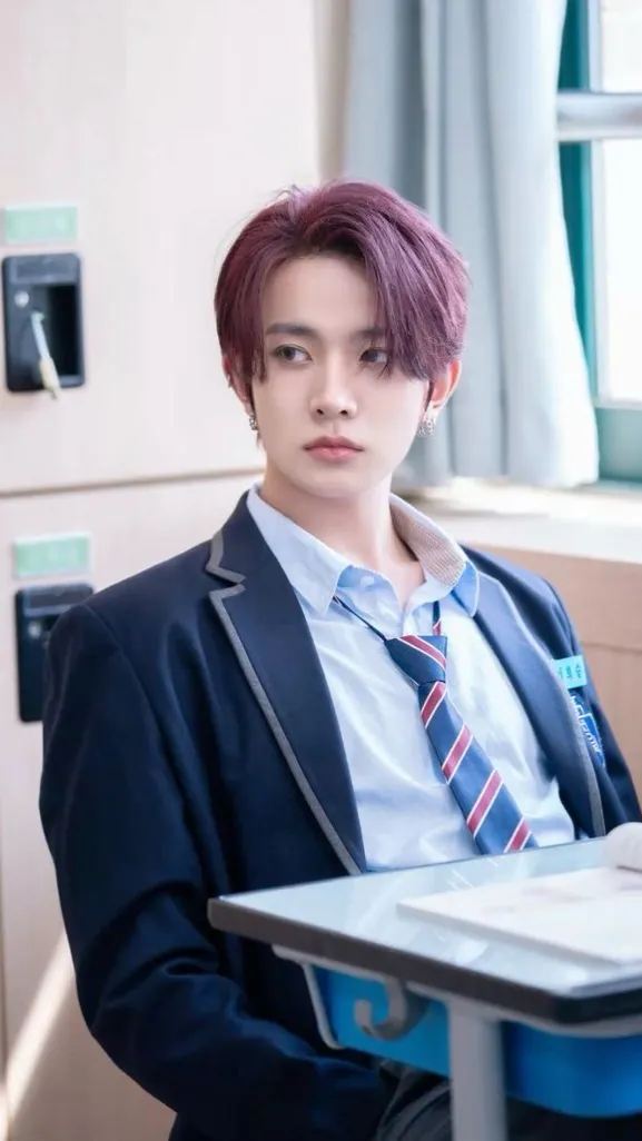 ai character: Lee Heeseung  background