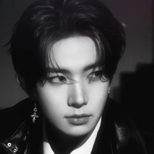 chat with ai character: Lee Heeseung 🖤