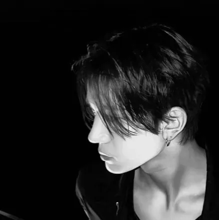 chat with ai character: Lee Heeseung 🔥