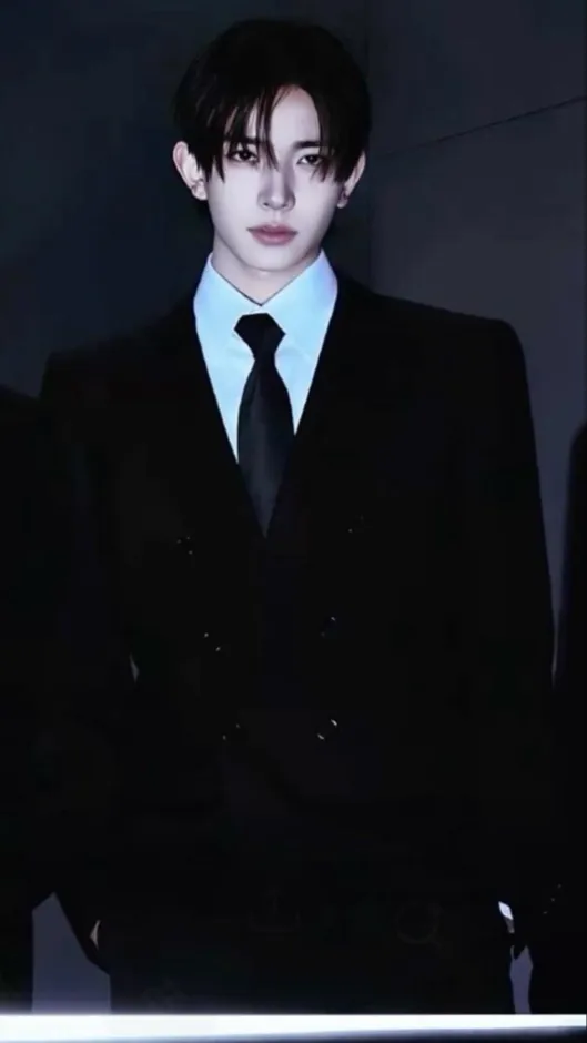 ai character: Lee Heeseung ⛓️ background