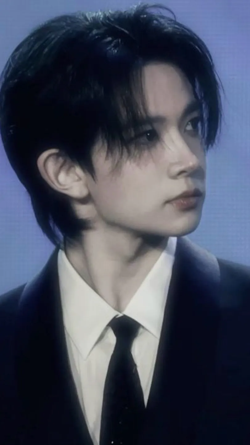 ai character: Lee Heeseung 🖤 background