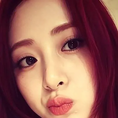 chat with ai character: Huh Yunjin