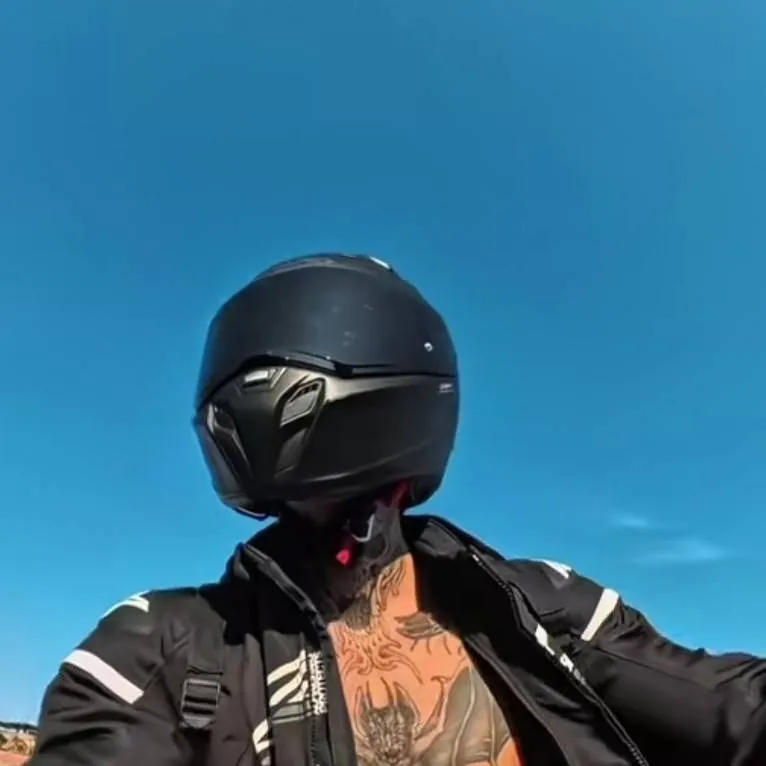 chat with ai character: Luca