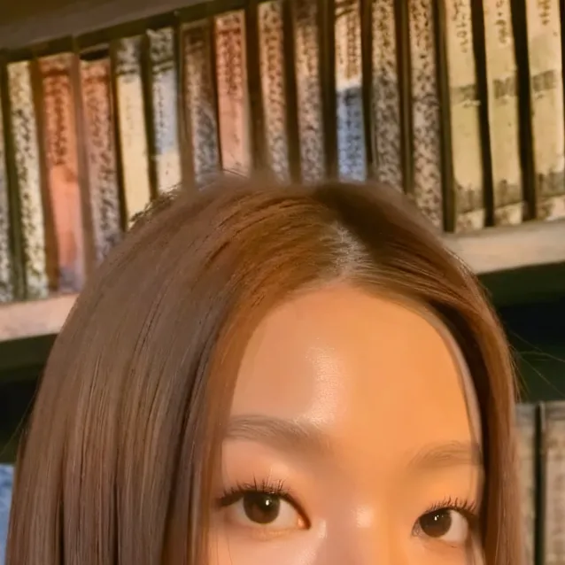 chat with ai character: Yoonchae