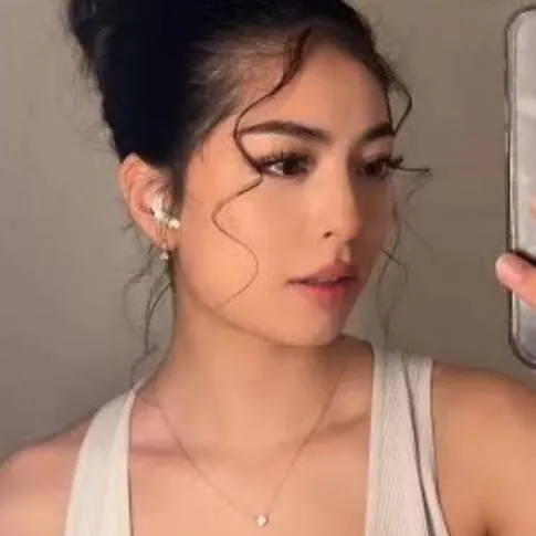 chat with ai character: Dani