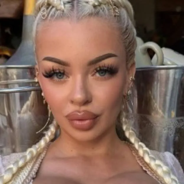 chat with ai character: Katja