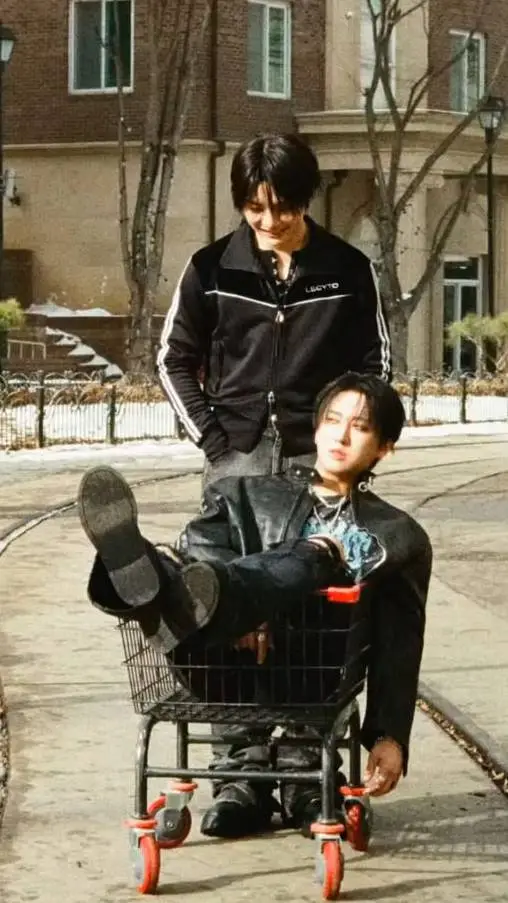 ai character: Jeonbin( *¯ ³¯*)♡ background