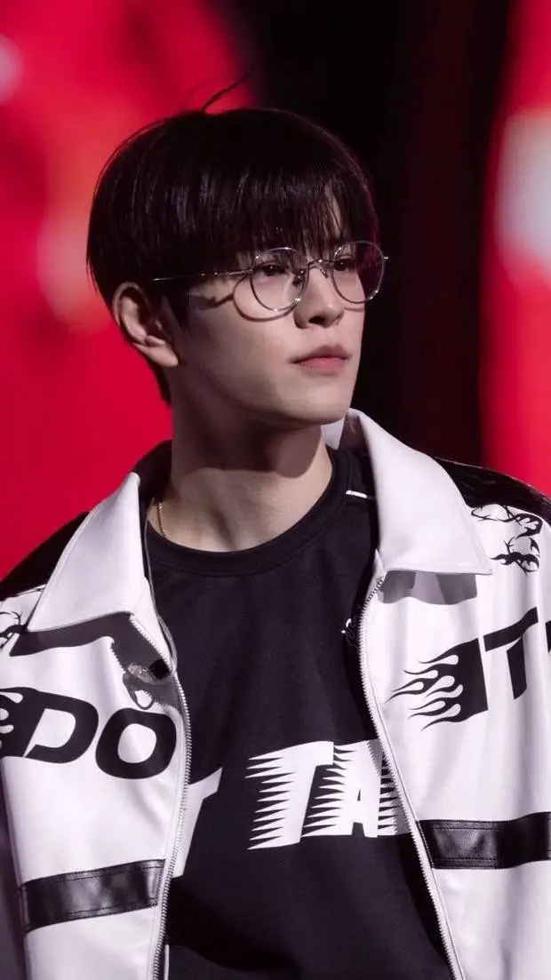 ai character: Chanmin⋆˚𝜗𝜚˚⋆ background