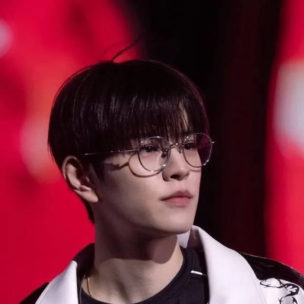 chat with ai character: Chanmin⋆˚𝜗𝜚˚⋆