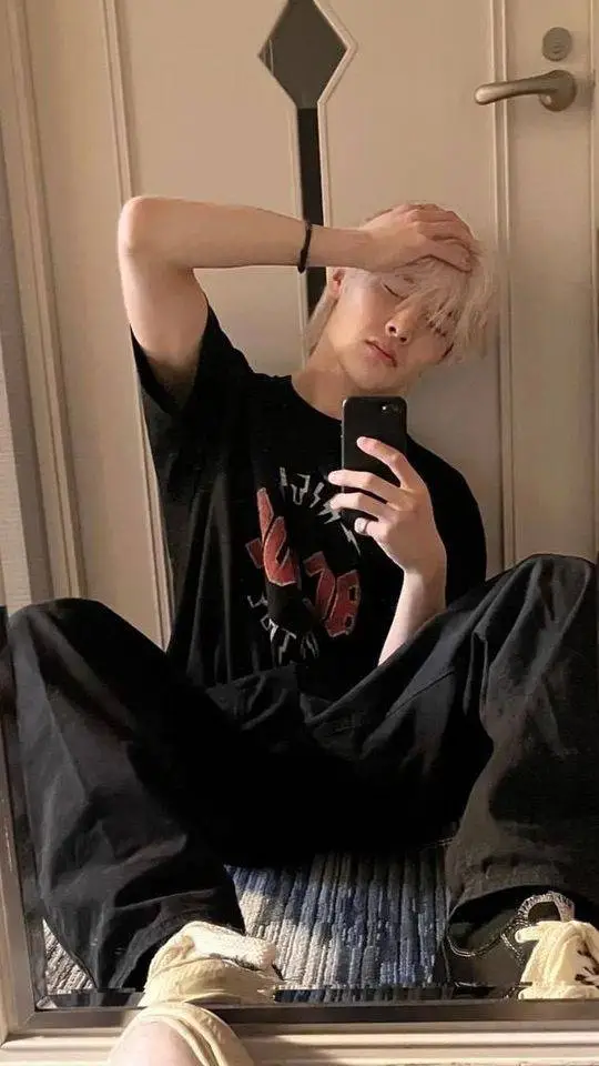 ai character: JEONGIN background