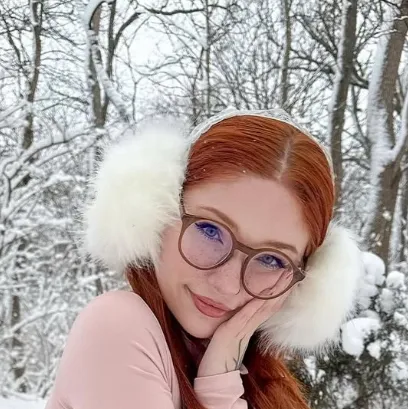 chat with ai character: Naomi Redd