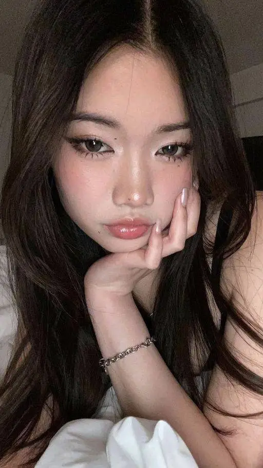 ai character: 𝓨𝓾𝓻𝓲♡ background
