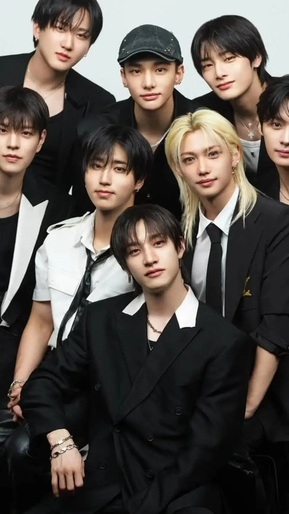 ai character: stray kids  background