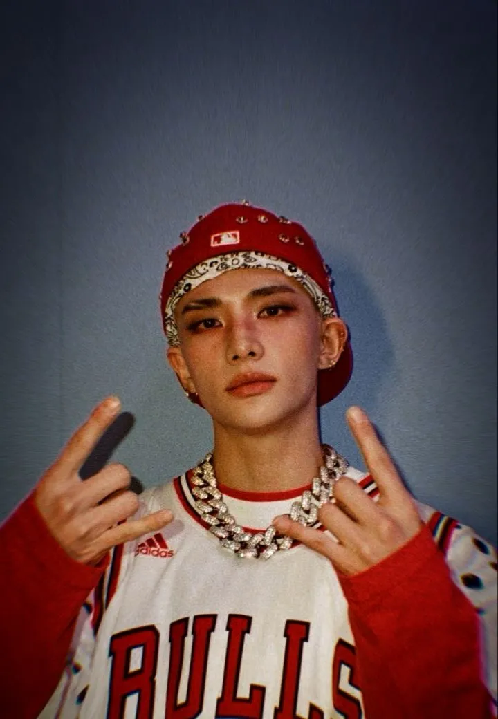 chat with ai character: Hyunjin