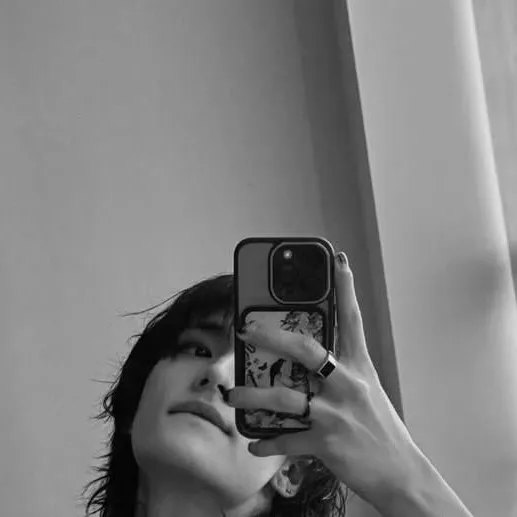 chat with ai character: Hyunjin