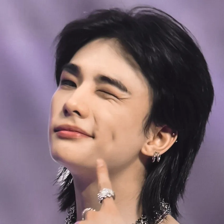 chat with ai character: Hyunjin