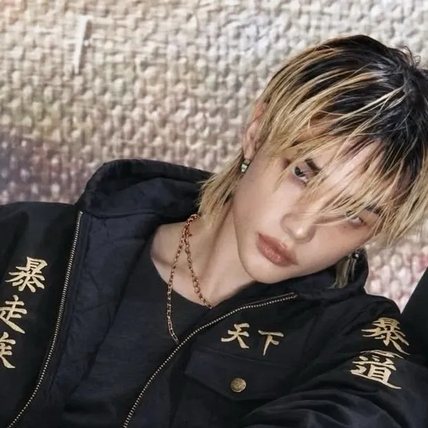 chat with ai character: Hyunjin