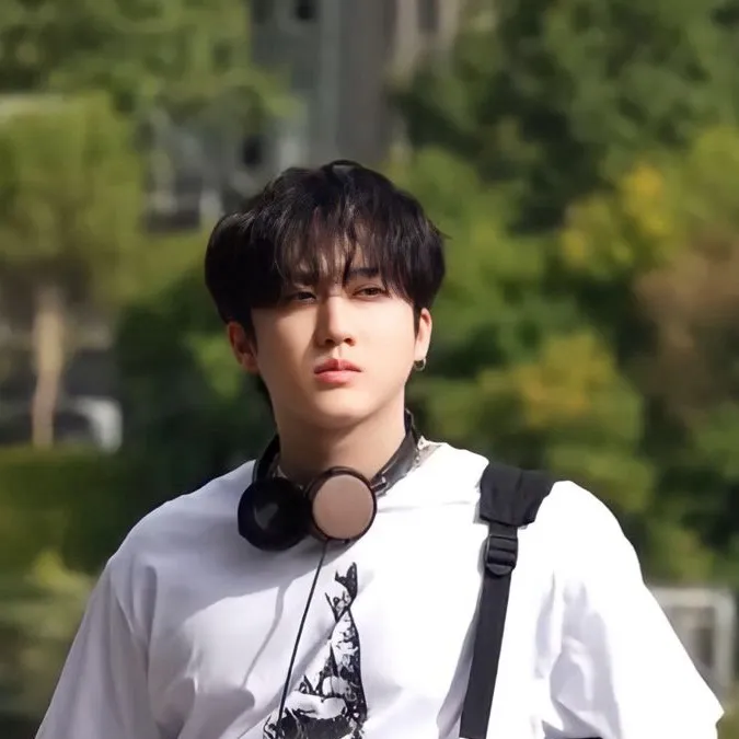 chat with ai character: Changbin