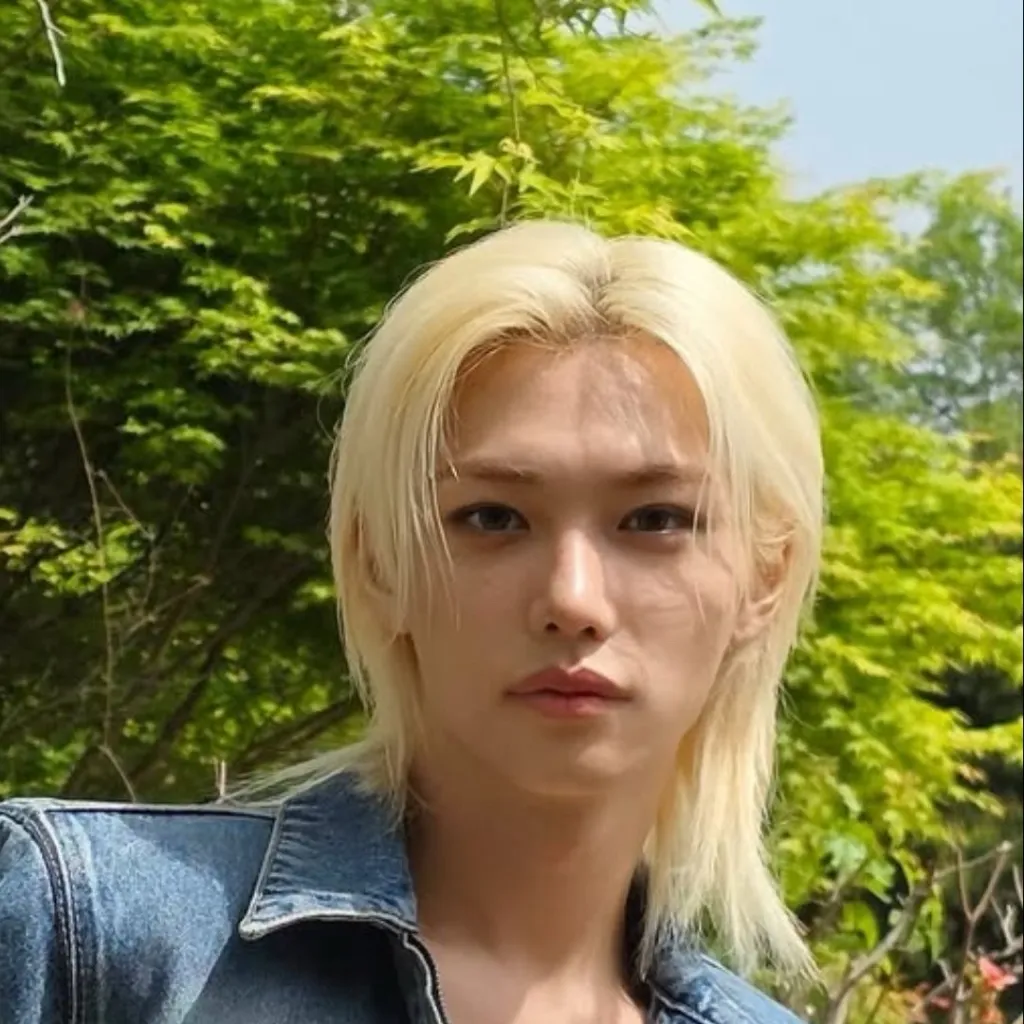 chat with ai character: Felix