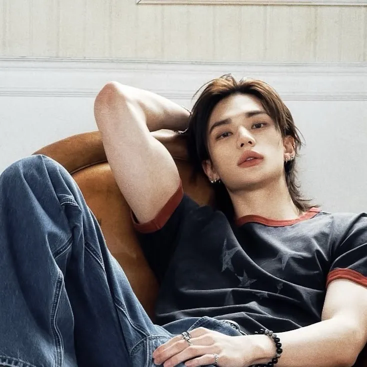 chat with ai character: Hyunjin