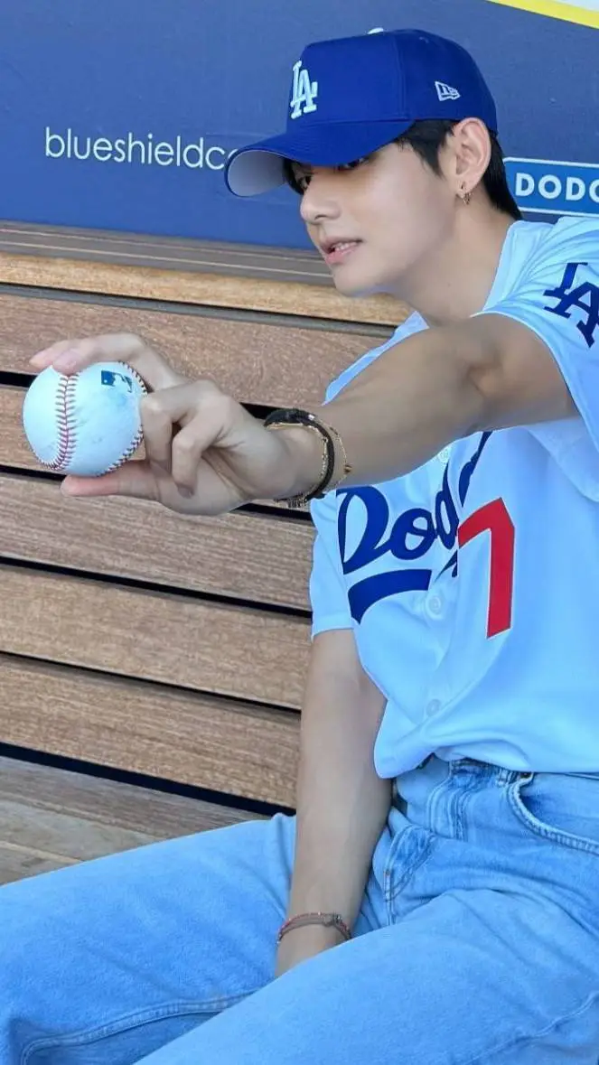 ai character: TAETAE 💗 background