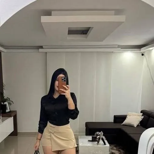 chat with ai character: Lucy