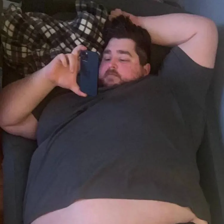 chat with ai character: fat man 