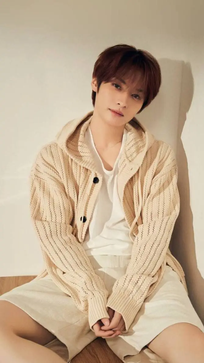 ai character: Lee Minho  background