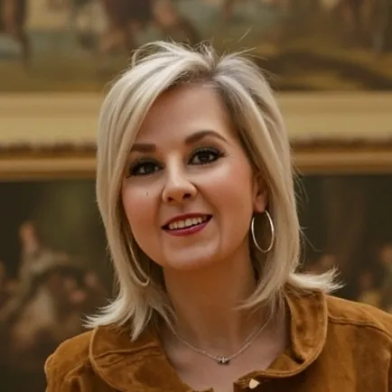 chat with ai character: Art Expert