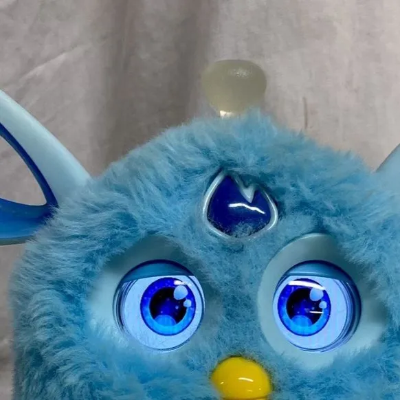 chat with ai character: Blueberry Furby