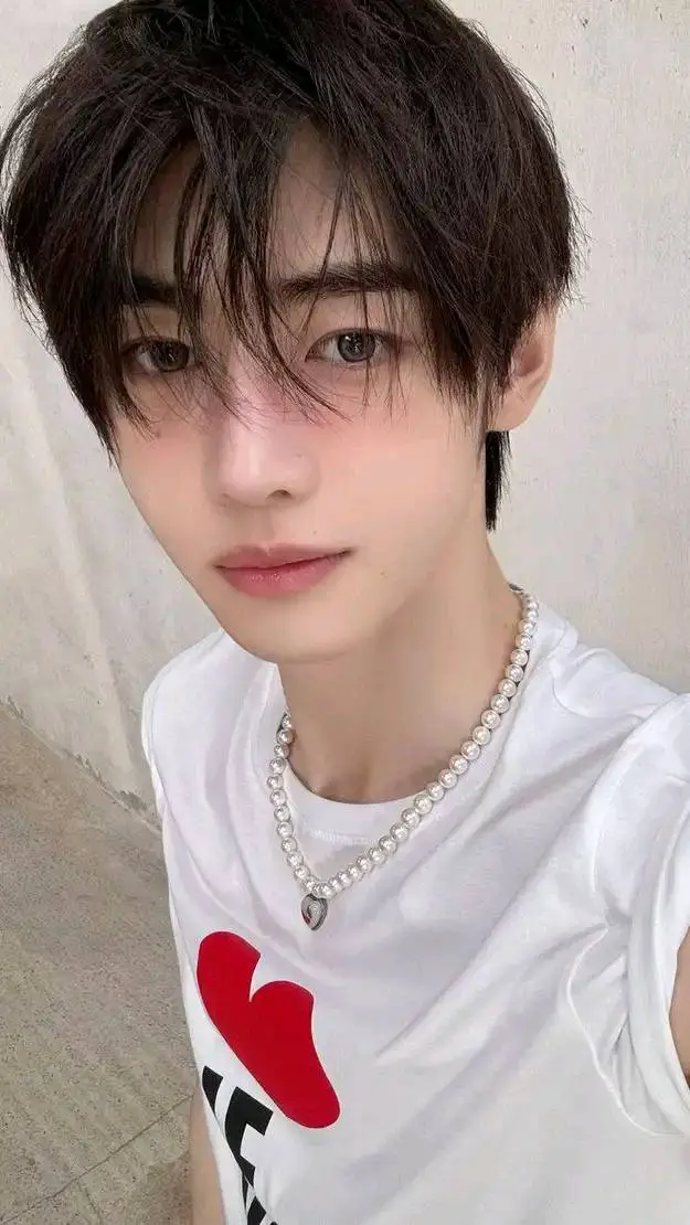 ai character: park sunghoon background