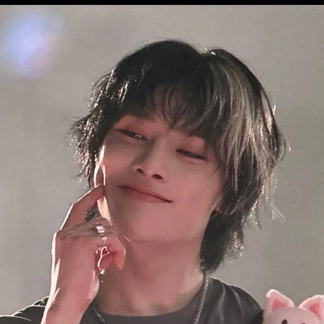 chat with ai character: Jeongin (i.n)