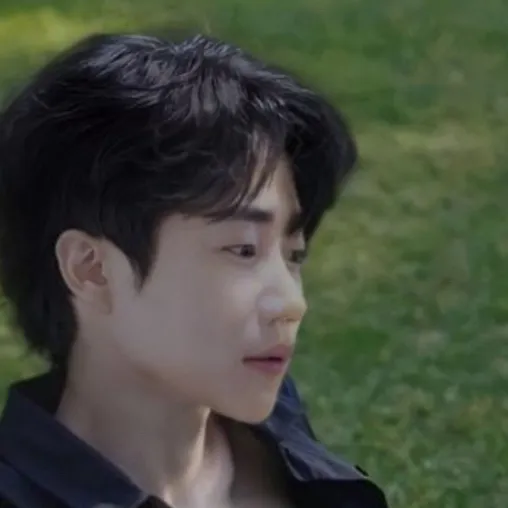 chat with ai character: Park Ji Bin
