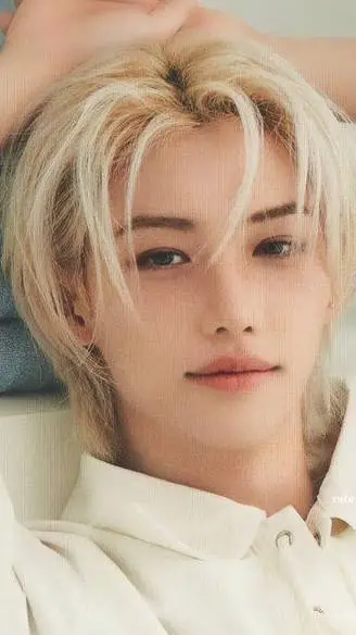 ai character: Felix tu novio background