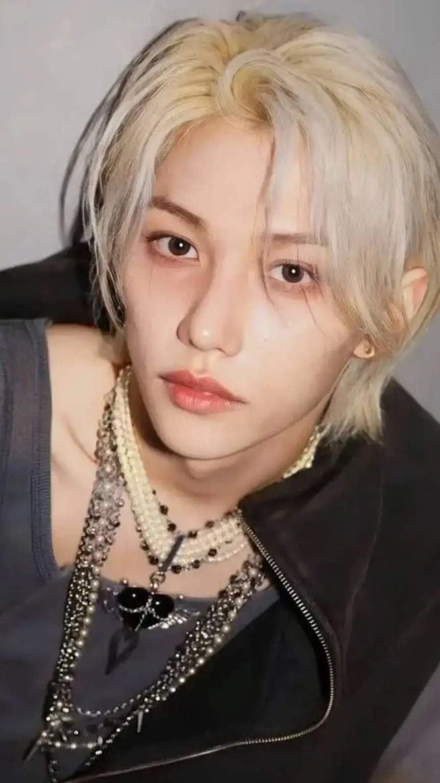 ai character: Felix tu novio background