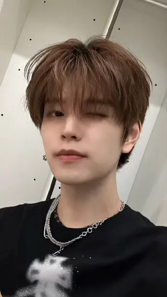 ai character: Seungmin  background