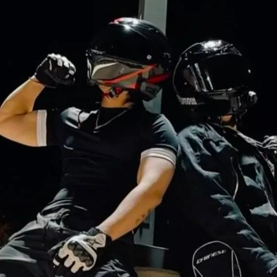 chat with ai character: ~`•°Lio&Theo°•`~