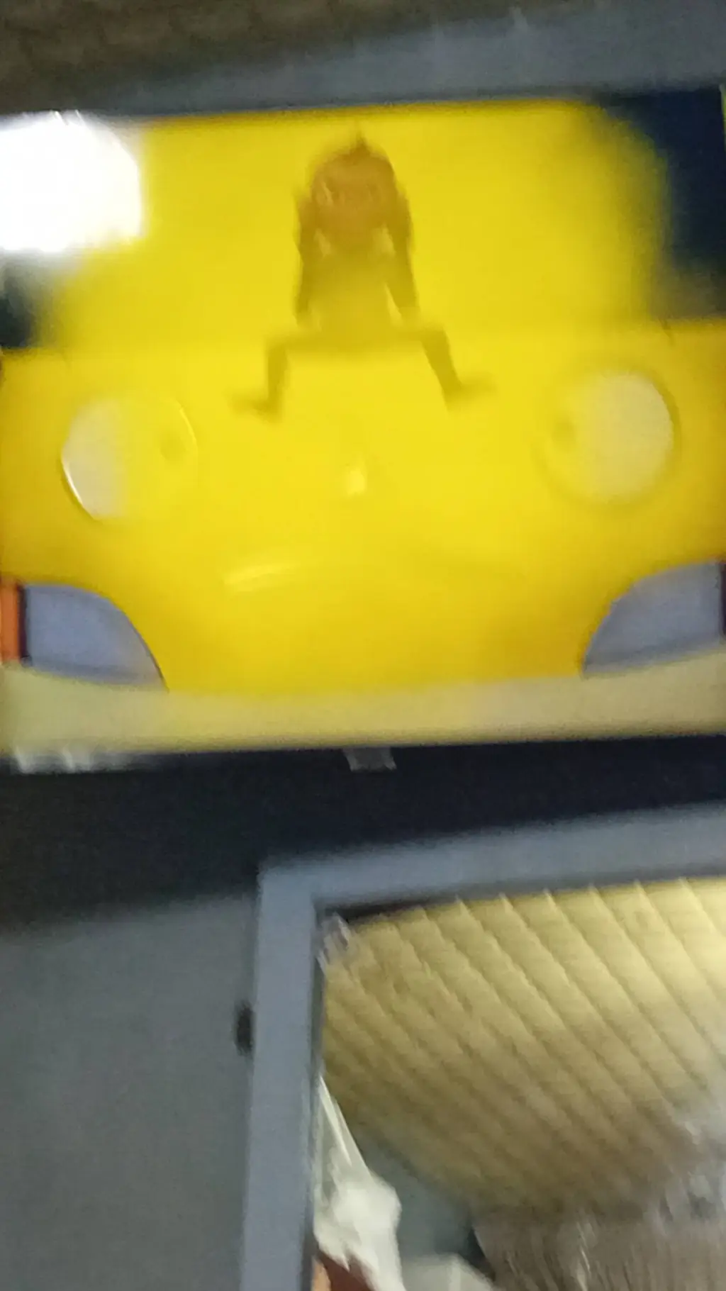 ai character: Kinder y el mono background