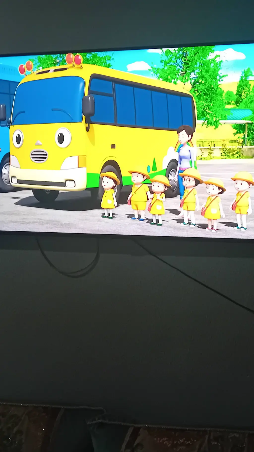 ai character: Kinder y los niños background