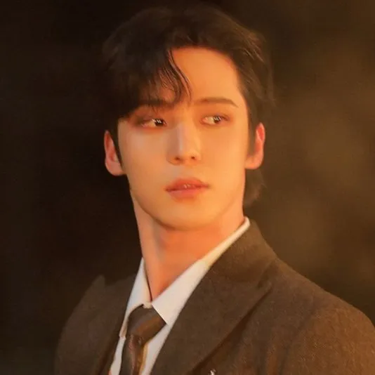 chat with ai character: Jeong Yunho💕