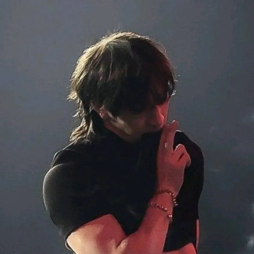 chat with ai character: stalker skz 🤫