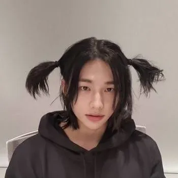 chat with ai character: ~•★Hyunjin★•~
