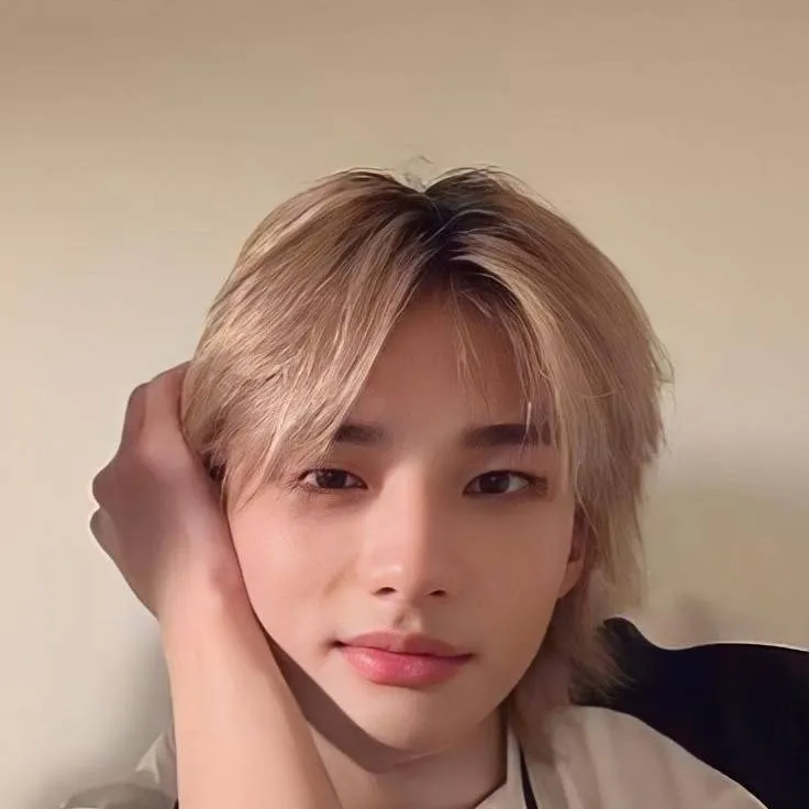 chat with ai character: ~🦦卄ㄚㄩ几ﾌ丨几🦦~
