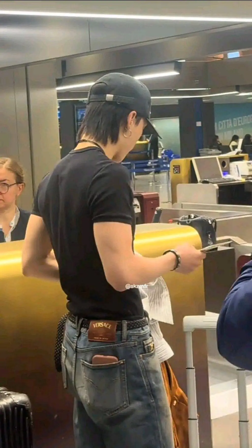 ai character: 💫😉hawng hyunjin😉💫 background