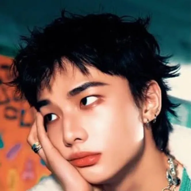 chat with ai character: ~¥💫°Hyunjin°¥💫~